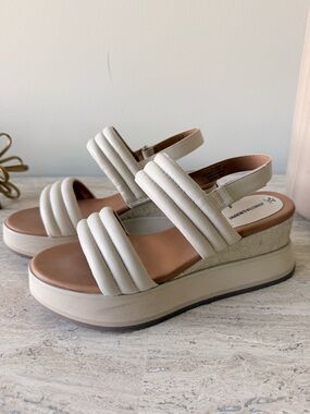 Johnston & Murphy Cream Padded Platform Sandals with Buckle Back